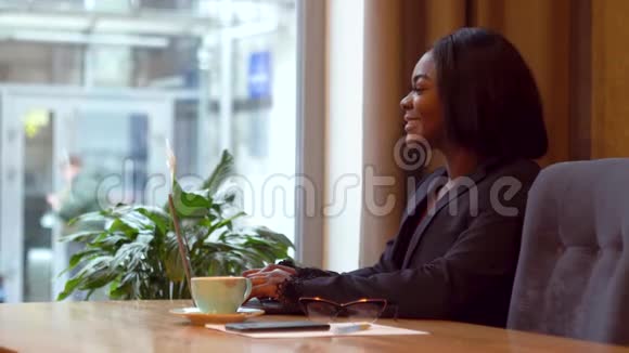 非裔美国女商人用手提电脑和文件工作忙碌的女人在网上银行理财视频的预览图
