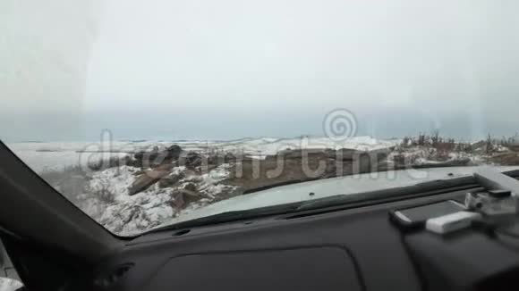 从车里看汽车从山上开到冰面从汽车挡风玻璃看到美丽的景色视频的预览图