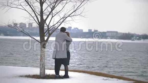 浪漫的情侣拥抱着沿着河边散步视频的预览图