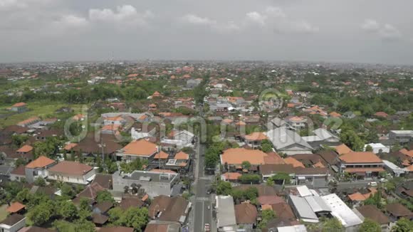 苍谷市巴厘岛4K无人机飞行途中的汽车和自行车视频的预览图