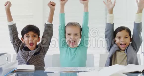 作为商务主管的孩子们举起双手微笑视频的预览图