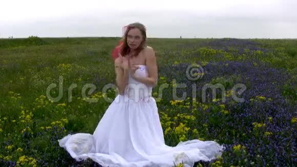 鲜花中的新娘视频的预览图