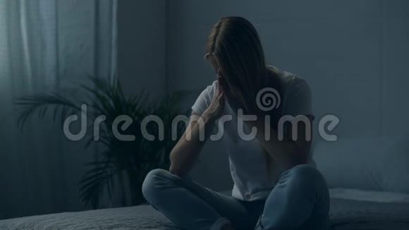 哭着哭着年轻的女人经历抑郁视频的预览图