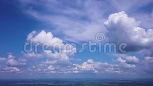 从塔顶俯瞰全景夏天的天空和云彩视频的预览图