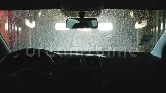 自动洗车从里面滚筒吸尘和擦洗挡风玻璃视频的预览图