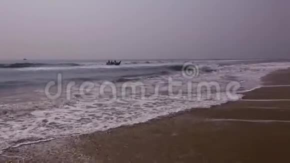 木渔船登陆沙滩船到达岸边渔民视频的预览图