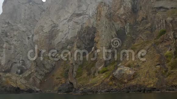 从一艘旅游船上看到卡拉达格古老的死火山海岸悬崖视频的预览图