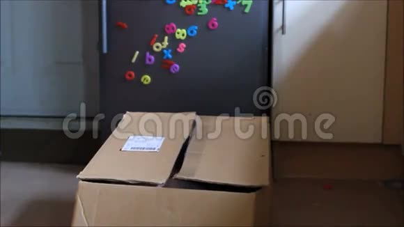 年轻快乐的孩子在纸板箱里玩视频的预览图