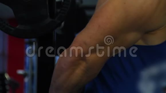 肌肉男运动员在训练前伸展健美运动员的手臂视频的预览图