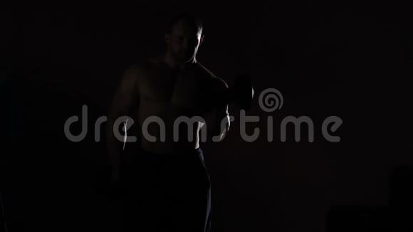 性感的专业健美运动员做哑铃卷发吹嘘男性力量视频的预览图