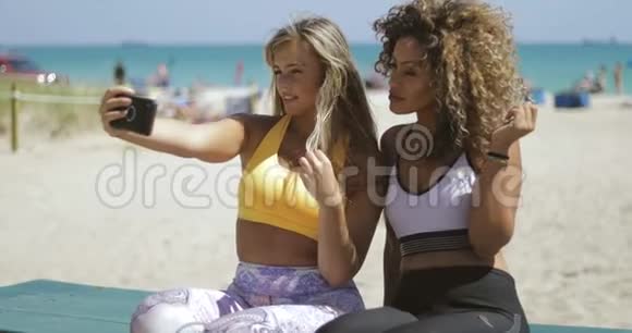 性感的女人在海滩上自拍视频的预览图