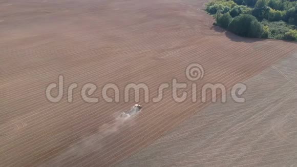 农业拖拉机种植收获作物田鸟瞰图视频的预览图