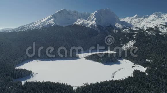 杜米托山国家公园雪覆盖黑湖的冬季鸟瞰图视频的预览图