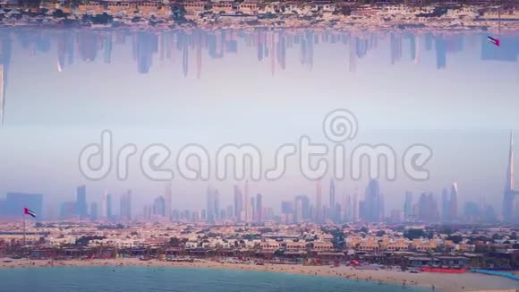 鸟瞰沙滩海岸美丽的大海在现代摩天大楼的背景下镜面地平线效果库存数据视频的预览图