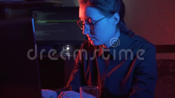 戴眼镜的女黑客对电脑类型的概念视频的预览图