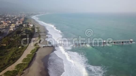 暴风雨的海洋空中视频的预览图