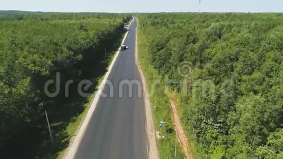 舒适的高速公路汽车穿过绿木空中视频的预览图
