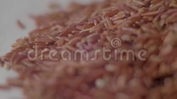 生的红米在桌子上红米特写概念食谱的片段4K食物录像视频的预览图