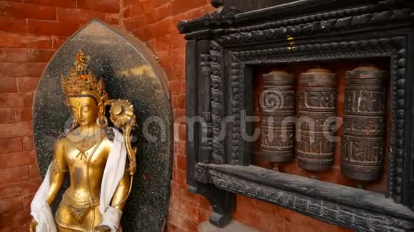 尼泊尔Durbar广场寺庙院子里的一排带咒的古老宗教祈祷轮或鼓视频的预览图