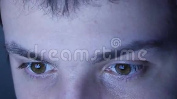 合上男人的脸读网她的眼睛在夜晚反射屏幕视频的预览图