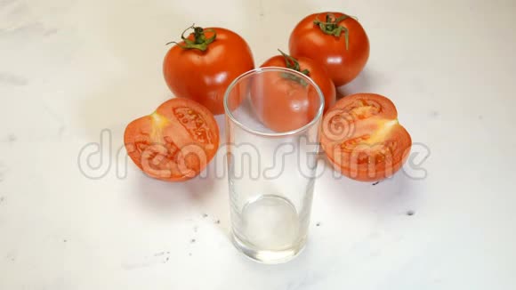 新鲜的番茄汁从一个罐子里倒入一个酒杯视频的预览图