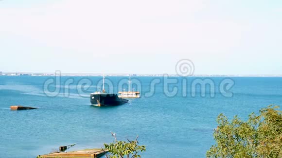 干货船在港口城市的海岸外沉没视频的预览图