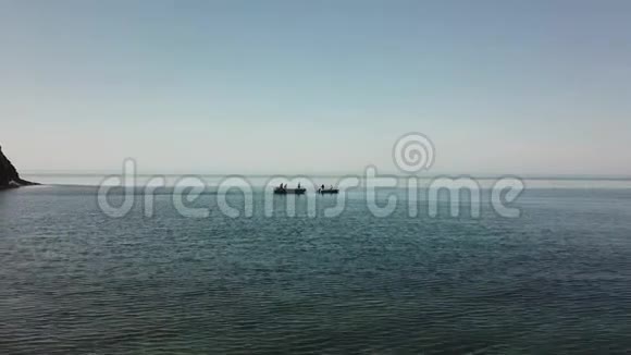 渔人在黑海上安装网络的夏季空中镜头视频的预览图