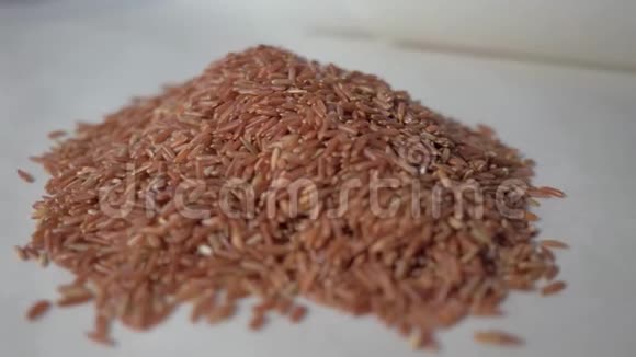 生的红米在桌子上概念食谱的片段4K食物录像视频的预览图