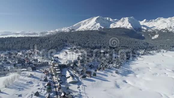 黑山冬季Zabljak小镇鸟瞰图视频的预览图