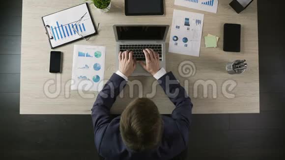 男董事在笔记本电脑上打字计划项目或商业战略视频的预览图