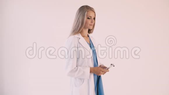 医院的一位医生治疗预防听诊器视频的预览图