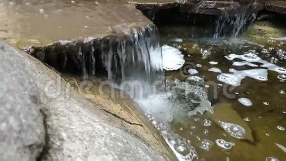 瀑布在有声音的人造石园中轻轻落下的动作视频的预览图