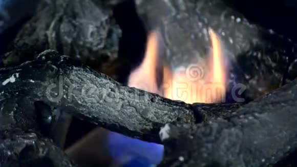 生物壁炉和耐热陶瓷柴火视频的预览图