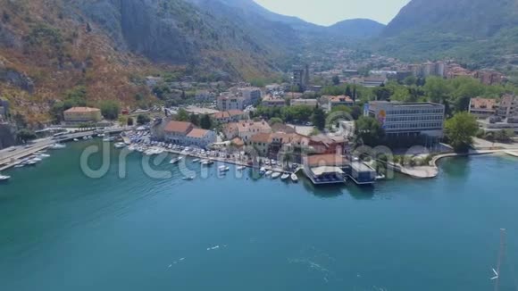 黑山博卡科托尔斯卡的Kotor码头和山脉的鸟瞰图1视频的预览图
