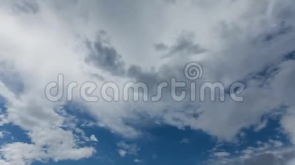 蓬松的云向不同的方向移动时间推移视频的预览图