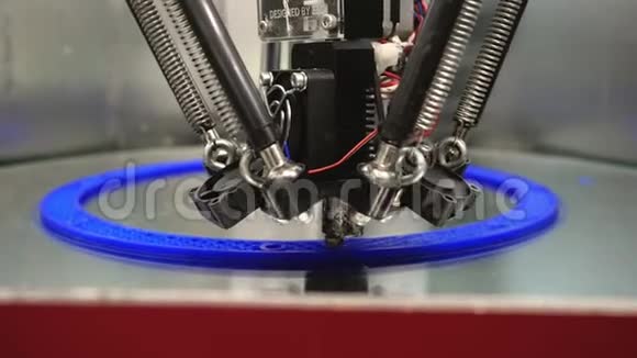 三维打印打印机明亮型号特写媒体自动3D打印机在实验室进行塑料建模现代视频的预览图