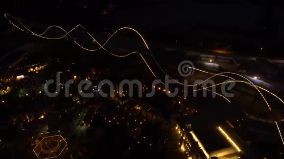 夜景游乐园的鸟瞰图视频的预览图