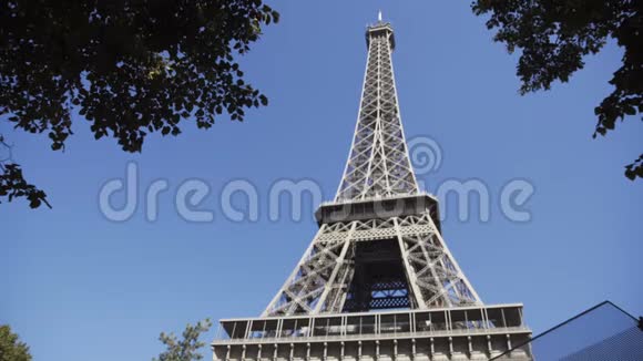 蓝天下埃菲尔铁塔的景色视频的预览图