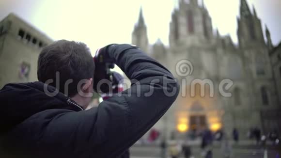 令人兴奋的男性游客为哥特式大教堂拍照旅游印象视频的预览图