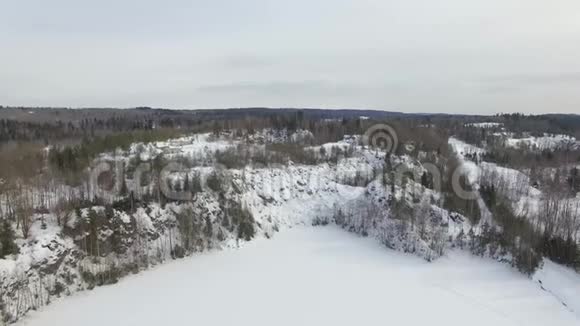 缓慢降落到冰雪覆盖的冰湖背景是多石山视频的预览图
