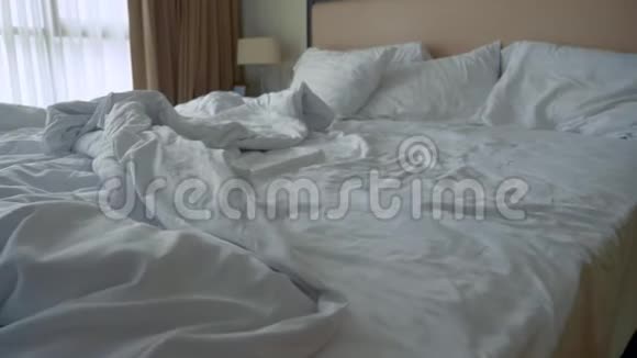 皱巴巴的床单和床上的毯子性后早晨的空床视频的预览图