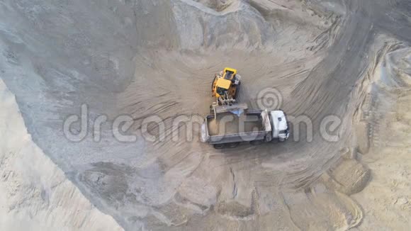 大重轮式装载机在砂坑内将砂装入自卸汽车重型工业机械概念视频的预览图