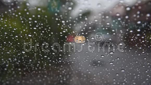汽车雨刷工作清洁水滴挡风玻璃视频的预览图