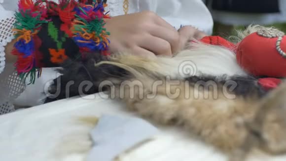 儿童缝制罗马尼亚传统服装视频的预览图
