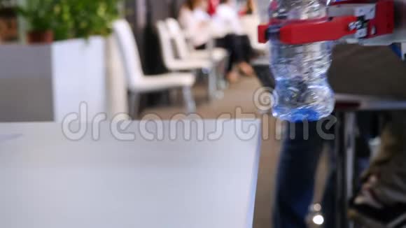 机器人手拿着一瓶水媒体技术进步机器人手臂拿着水瓶视频的预览图