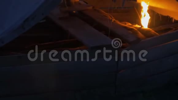 木船着火了视频的预览图