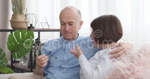 一对老夫妇在家沙发上讨论视频的预览图