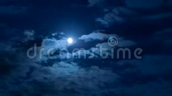 满月在云后划过夜空视频的预览图