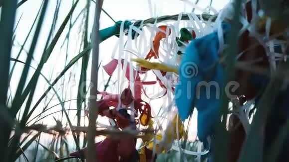 丢弃的气球卡在草地上生态与污染海洋垃圾视频的预览图