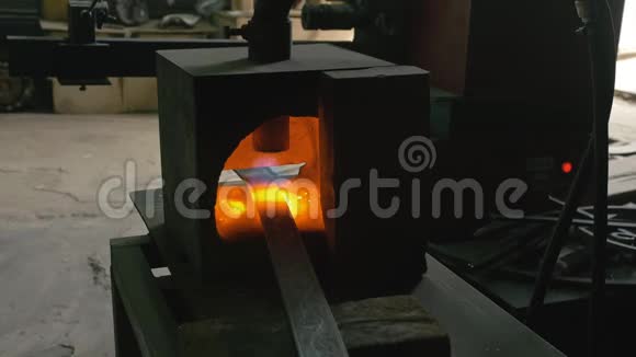 锻造车间史密斯手工制作加热金属用煤气炉钢铁用现代熔炉铁匠铺视频的预览图